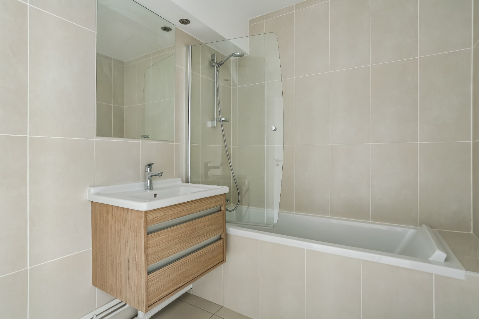 
                                                Vente
                                                 4 PIECES PARFAIT ETAT