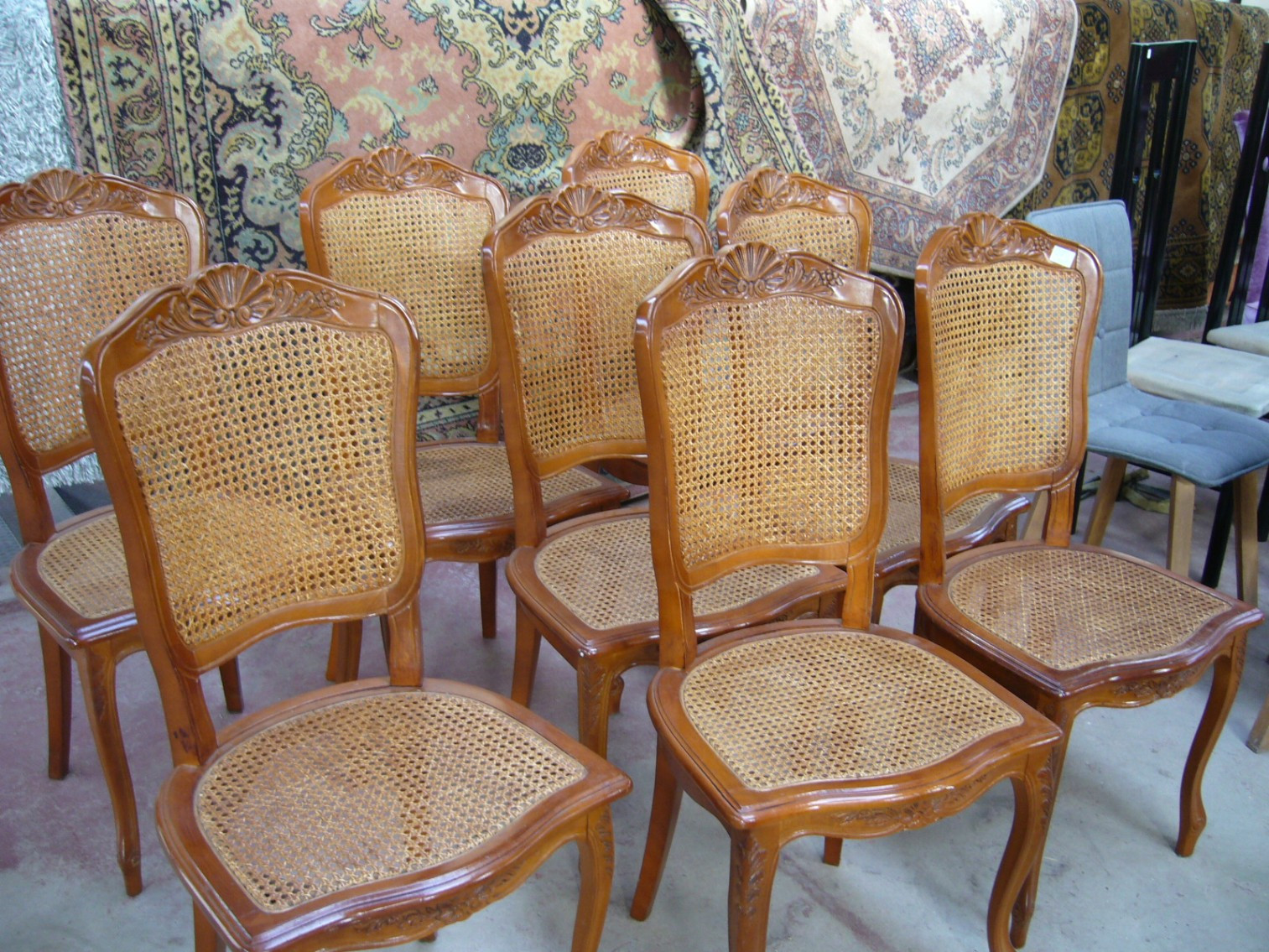 
                                                Meuble
                                                 8 chaises bois cannées, promotion