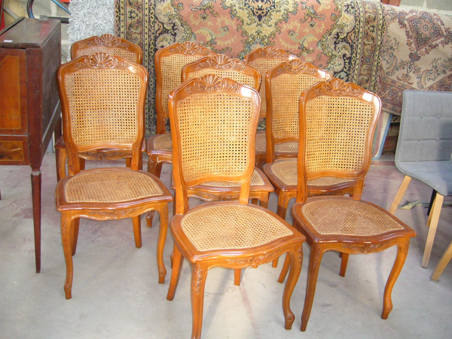 
                                                Meuble
                                                 8 chaises en merisier, promotion
