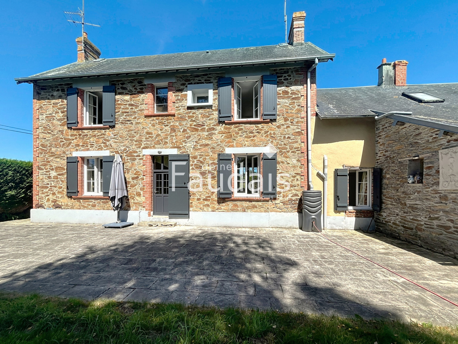
                                                Vente
                                                 A 10mn de SAINT-LO - en campagne