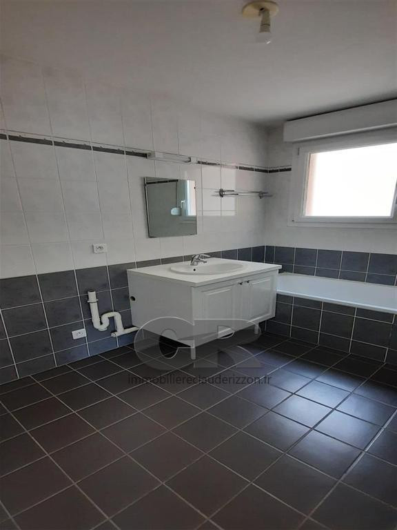 
                                                Location
                                                 A LOUER 3 PIECES HOPITAL CENTRAL
