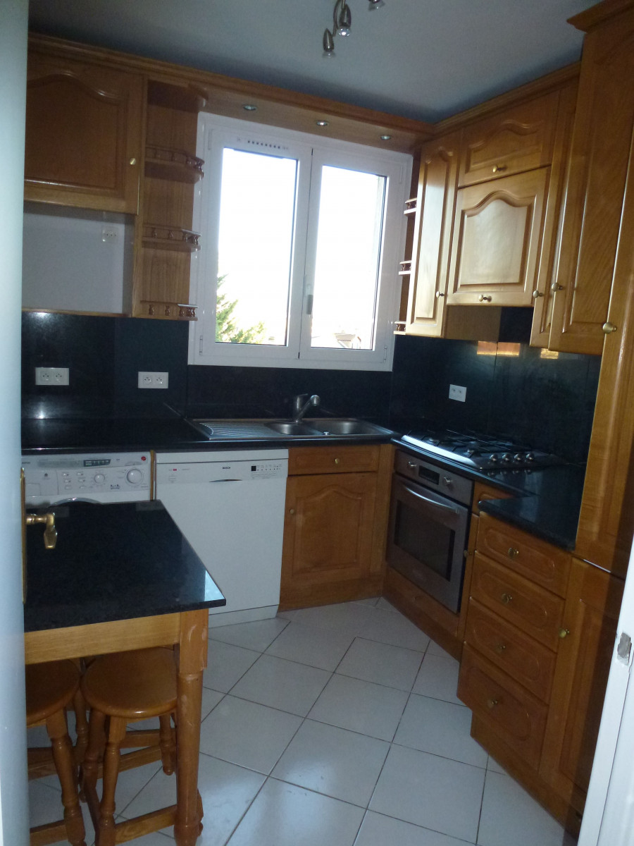 
                                                Location
                                                 A louer appartement T3 à Nanterre (loyer tout inclus)