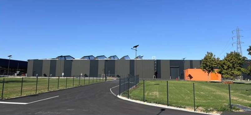 
                                                Location
                                                 À louer – Bâtiment industriel de 4 913 m² dans le parc d'activités des temps mordernes Futuroscope à