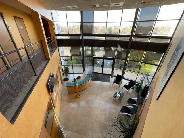 
                                                Location
                                                 À Louer – Bureaux de 1 200 m² divisibles à Écuisses –  Saône-et-Loire (71)