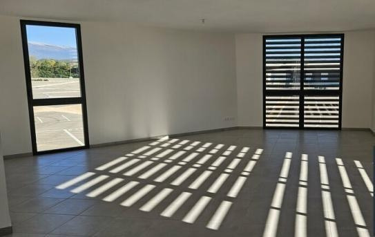 
                                                Location
                                                 À louer – Bureaux de 140 m² dans la zone d'activités Terradou à Carpentras – Vaucluse (84)