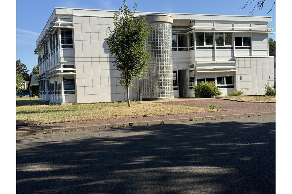 
                                                Location
                                                 À louer – Bureaux de 300 m² à Bourges – Cher (18)