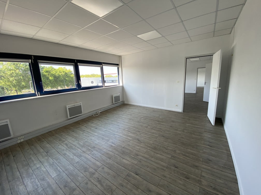 
                                                Location
                                                 À louer – Bureaux de 45 à 71 m² et un atelier de 599 m² en hôtel d'entreprises à Nantes – Pays de la Loire (44)