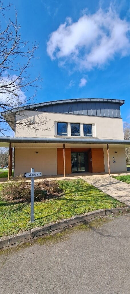 
                                                Location
                                                 À louer – Bureaux de 540 m² divisibles à partir de 30 m² à Vasselay – Cher (18)