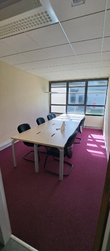 
                                                Location
                                                 À louer – Bureaux de 540 m² divisibles à partir de 30 m² à Vasselay – Cher (18)