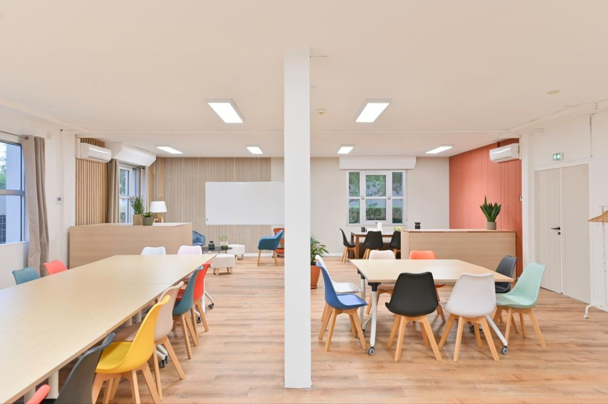 
                                                Location
                                                 À louer – Bureaux privatifs et postes en coworking à La Ruche – Saint-Nazaire (44)