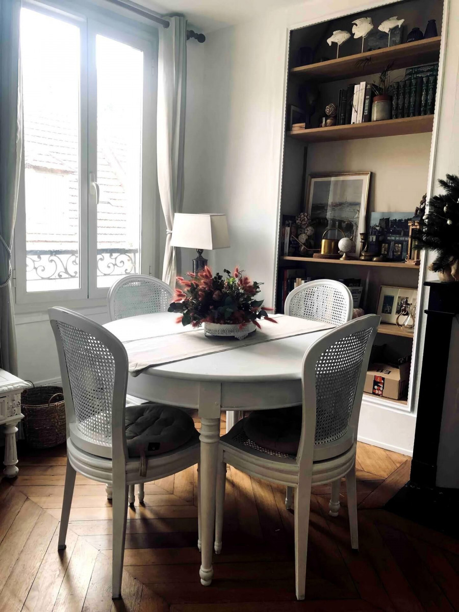 
                                                Location
                                                 À LOUER – Charmant appartement de style parisien de 70 m², soigneusement meublé. (loyer tout inclus)
