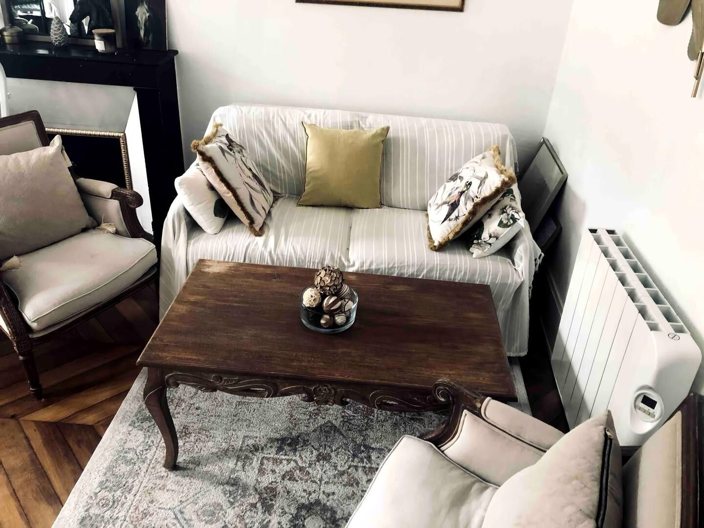 
                                                Location
                                                 À LOUER – Charmant appartement de style parisien de 70 m², soigneusement meublé. (loyer tout inclus)