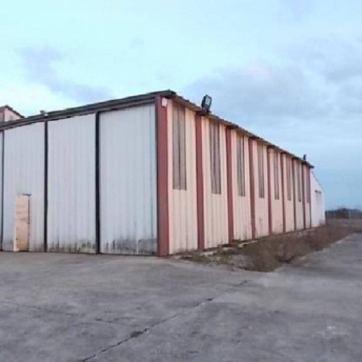 
                                                Location
                                                 À louer - Entrepôt industriel de 200 m² à Oucques La Nouvelle, Loir-et-Cher (41)