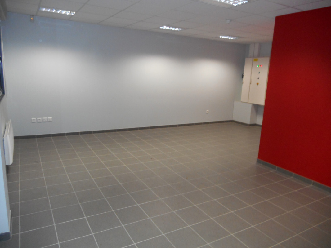 
                                                Location
                                                 À Louer – Entrepôt industriel de 4 666 m² en zone portuaire à Calais (62)