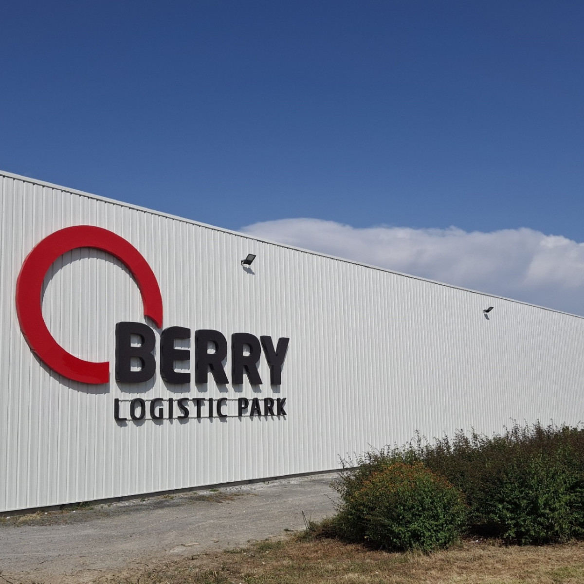 
                                                Location
                                                 À louer – Entrepôt Logistique de 1 545 m² à proximité de Châteauroux – Indre (36)