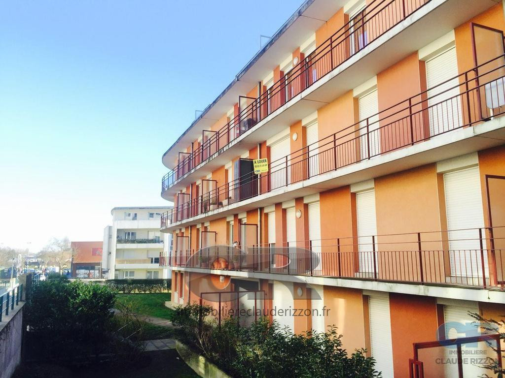 
                                                Location
                                                 A LOUER F2 avec box en sous-sol