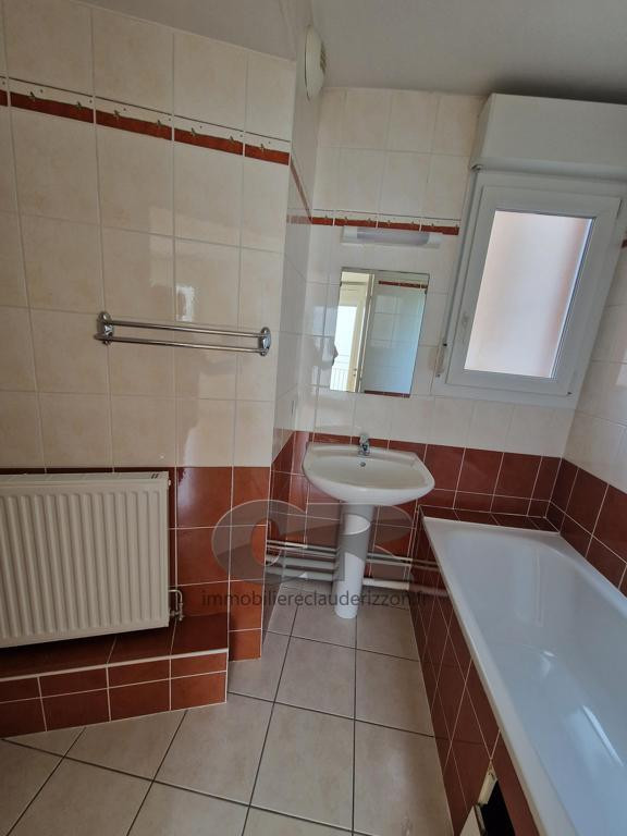 
                                                Location
                                                 A LOUER F2 avec box en sous-sol