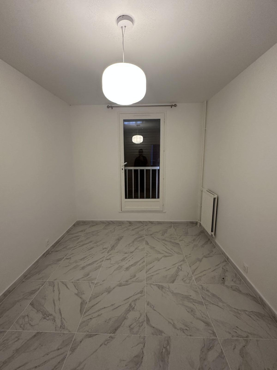 
                                                Location
                                                 À louer Grand 3 pièces meublé 66 m² Rénové à neuf
