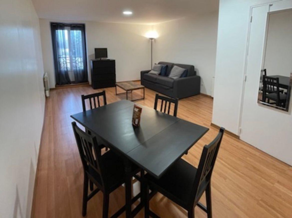 
                                                Location
                                                 À louer : grand studio meublé 750/mois Montgeron