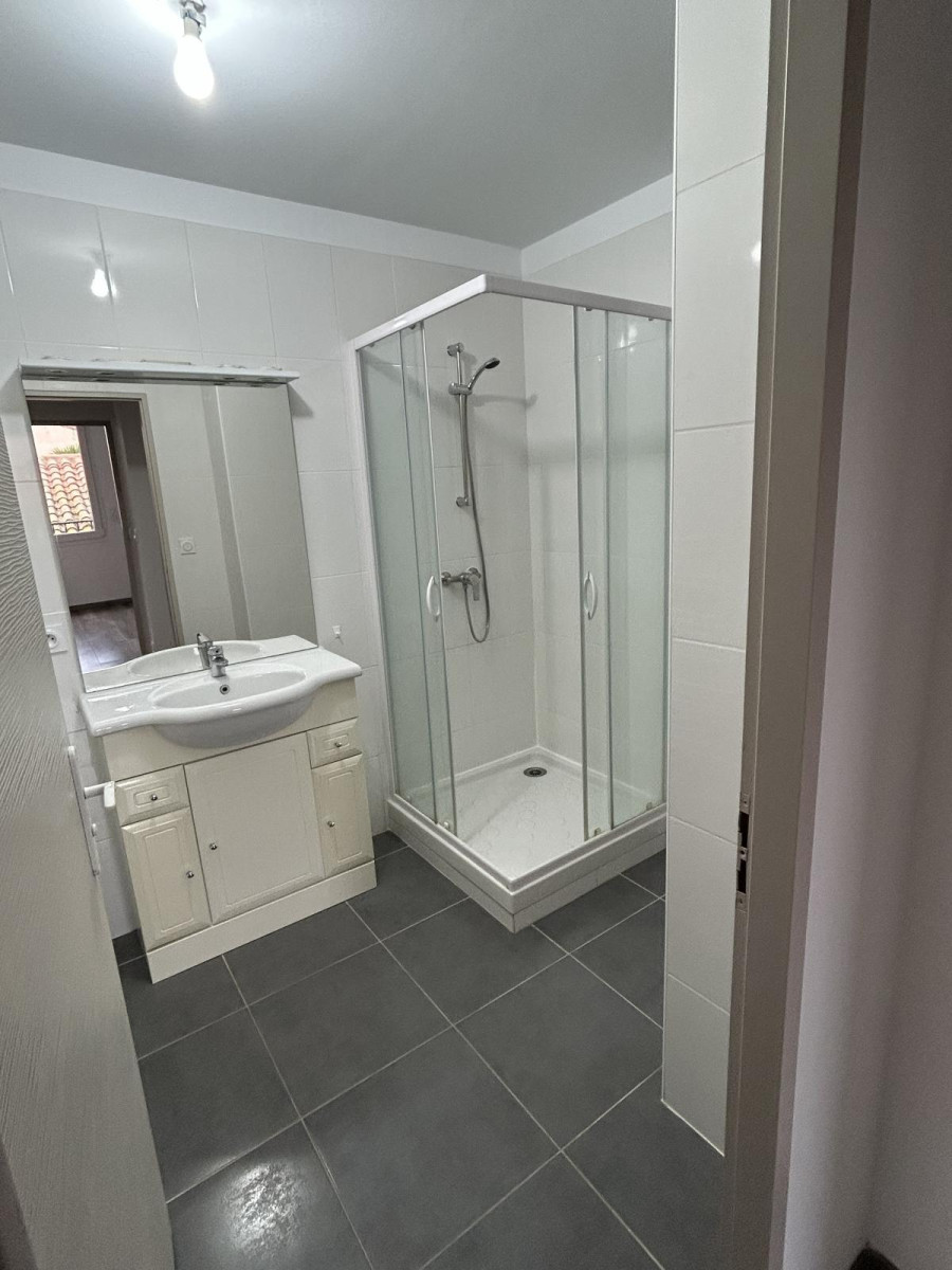 
                                                Location
                                                 A louer jolie T3 très éclairé