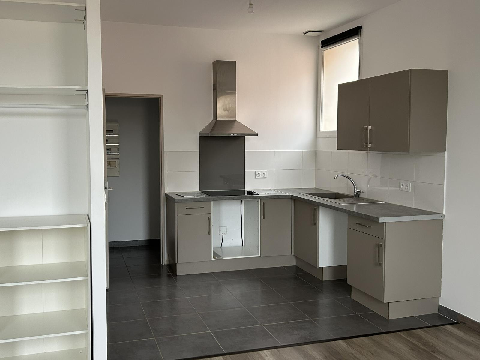 
                                                Location
                                                 A louer jolie T3 très éclairé