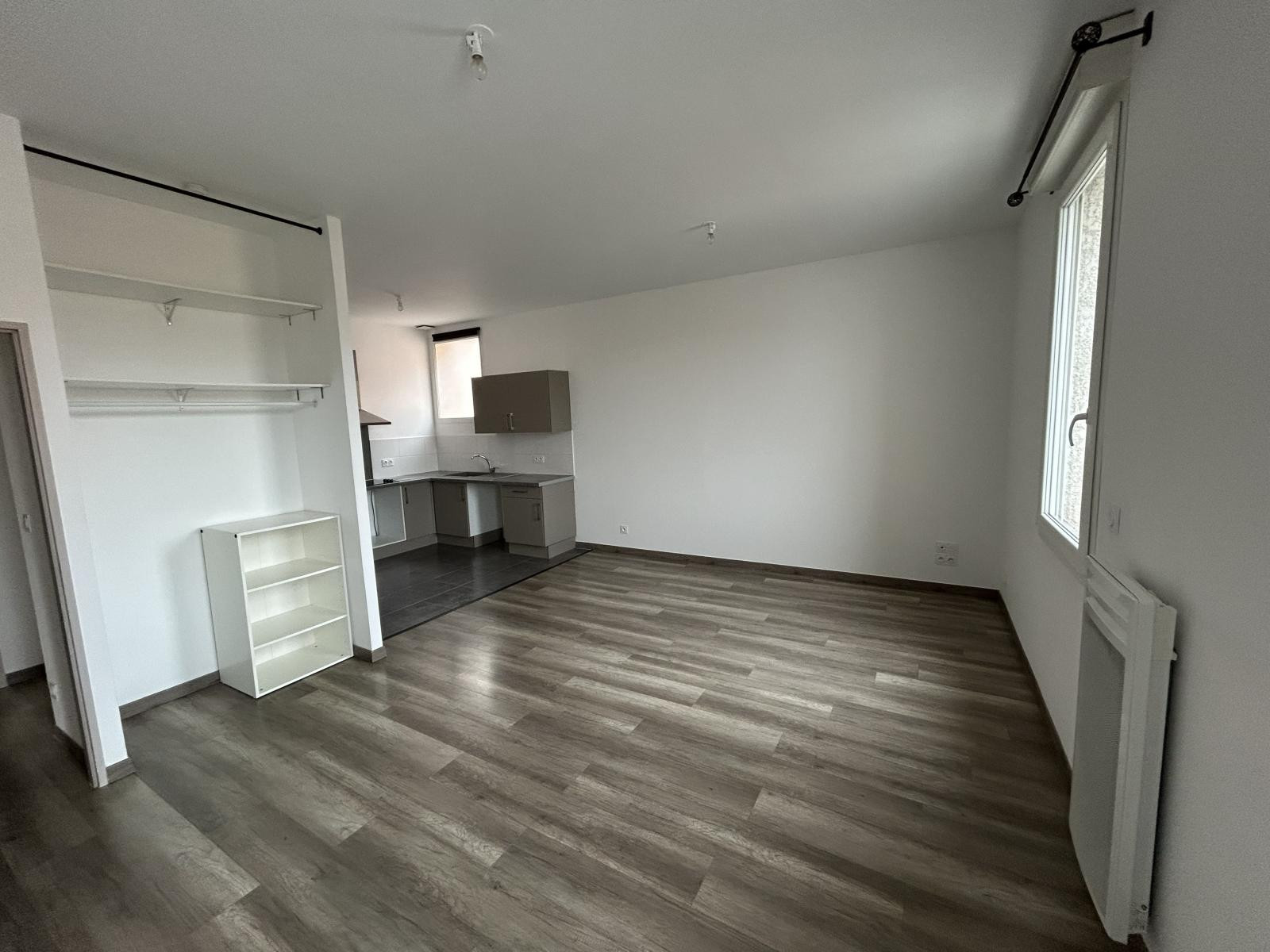 
                                                Location
                                                 A louer jolie T3 très éclairé