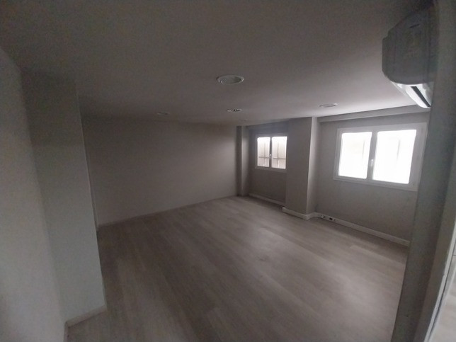 
                                                Location
                                                 À louer - Local commercial 175 m² à Marseille - Bouches-du-Rhône (13)