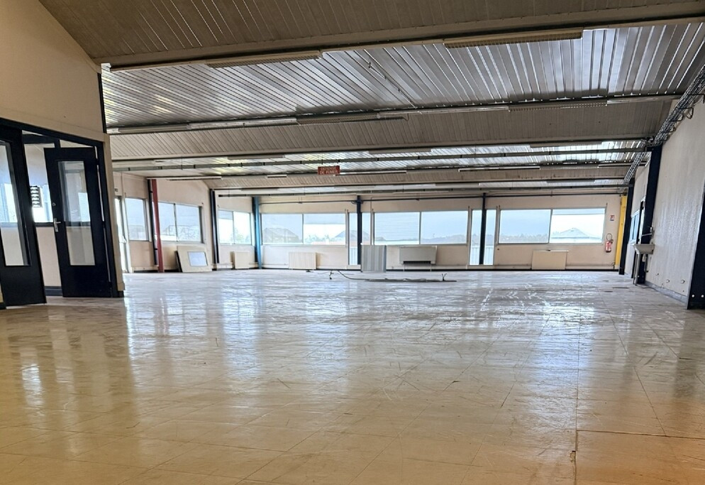 
                                                Location
                                                 À louer – Local d'activités de 4 000 m² à Saint-Amand-Montrond – Cher (18)