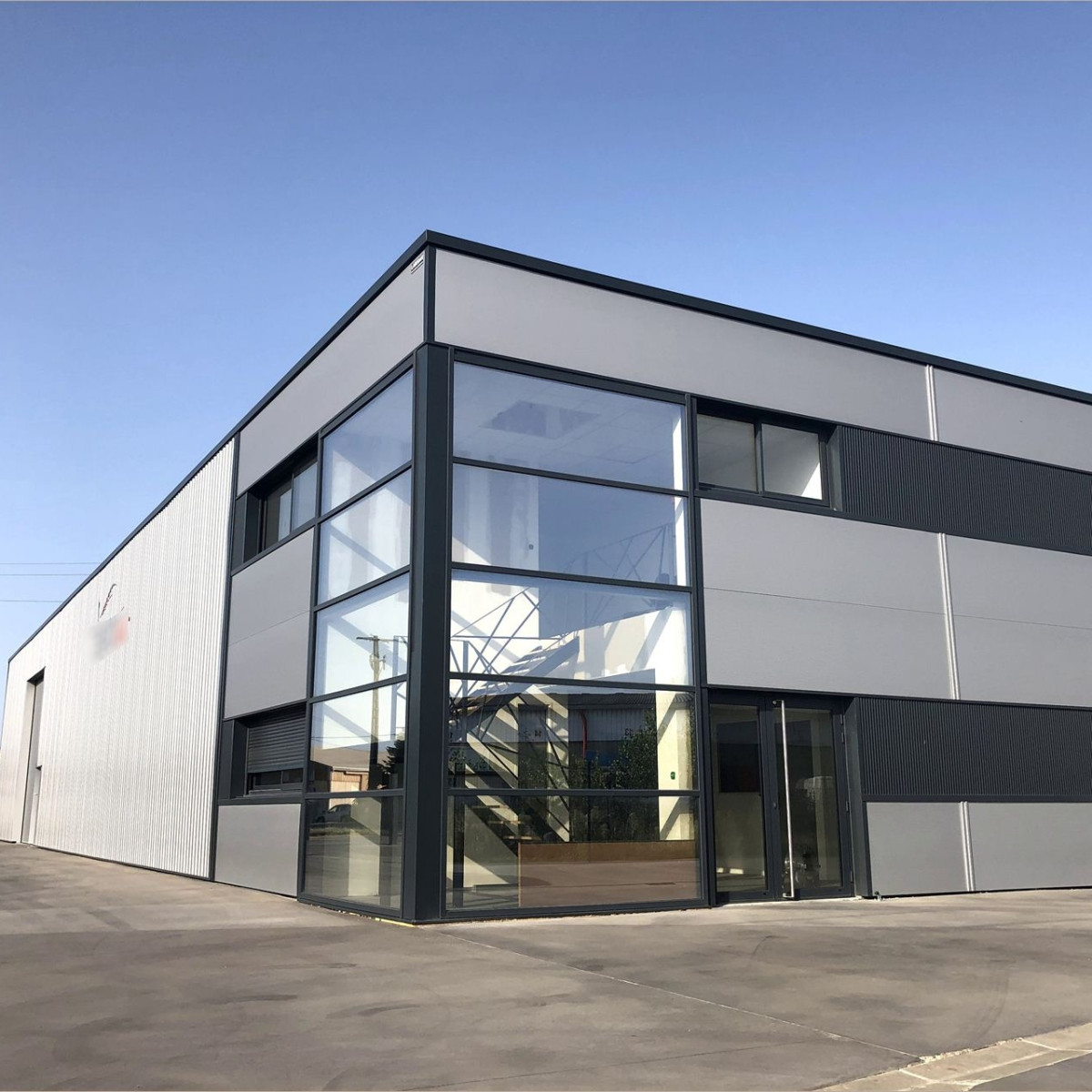 
                                                Location
                                                 A louer local d'activités de  890 m² proche de Toulouse ( 31)