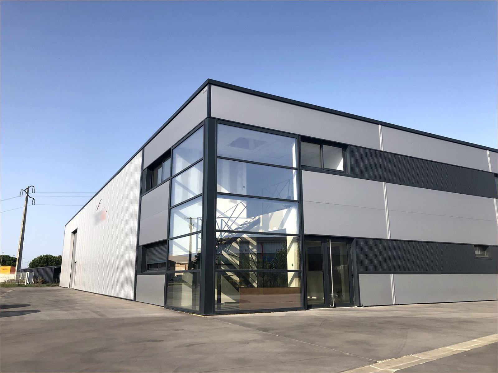 
                                                Location
                                                 A louer local d'activités de  890 m² proche de Toulouse ( 31)