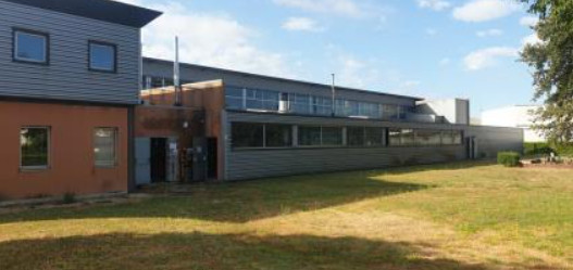 
                                                Location
                                                 À louer - Local Industriel de 3 375 m² dans la zone d'activités du Couquiou à Entraigues