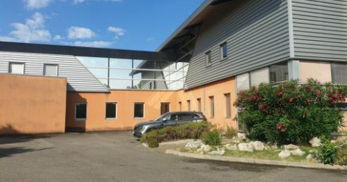 
                                                Location
                                                 À louer - Local Industriel de 3 375 m² dans la zone d'activités du Couquiou à Entraigues