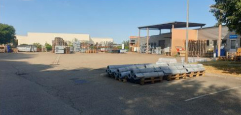 
                                                Location
                                                 À louer - Local Industriel de 3 375 m² dans la zone d'activités du Couquiou à Entraigues