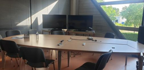 
                                                Location
                                                 À louer - Local Industriel de 3 375 m² dans la zone d'activités du Couquiou à Entraigues