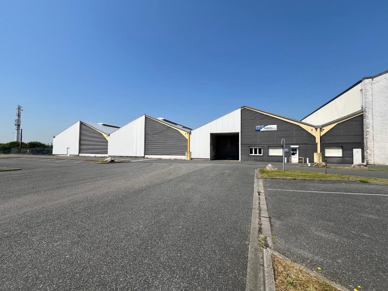 
                                                Location
                                                 À louer – Local industriel de 6 388 m² dans la zone d'activités de Coquelles – Pas-de-Calais (62)