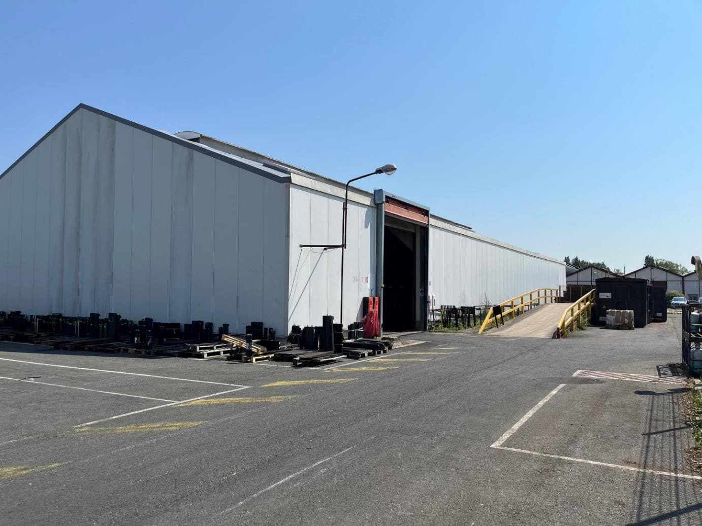 
                                                Location
                                                 À louer – Local industriel de 6 388 m² dans la zone d'activités de Coquelles – Pas-de-Calais (62)