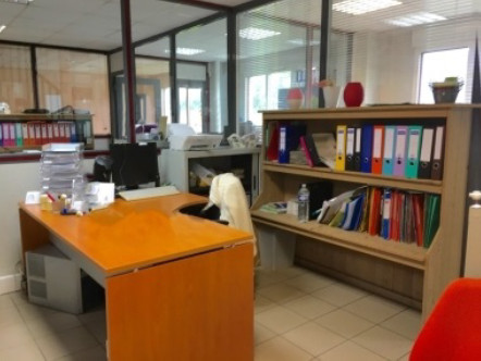 
                                                Location
                                                 À louer - locaux d'activité de 880 m² à Arques