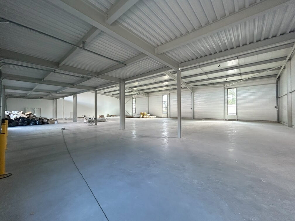 
                                                Location
                                                 À louer – Locaux d'activités de 330 à 667 m² dans la Zone d'activités de Fontcouverte à Avignon – Va