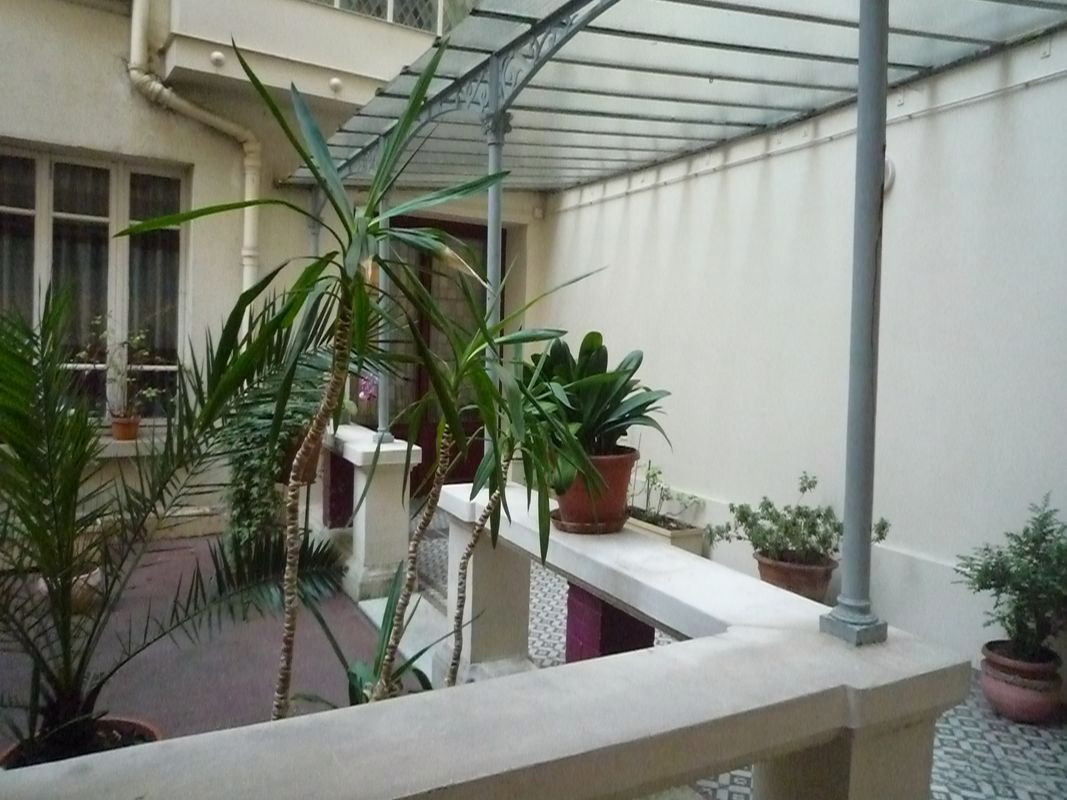 
                                                Location
                                                 A louer studio meezzzanine meublé République