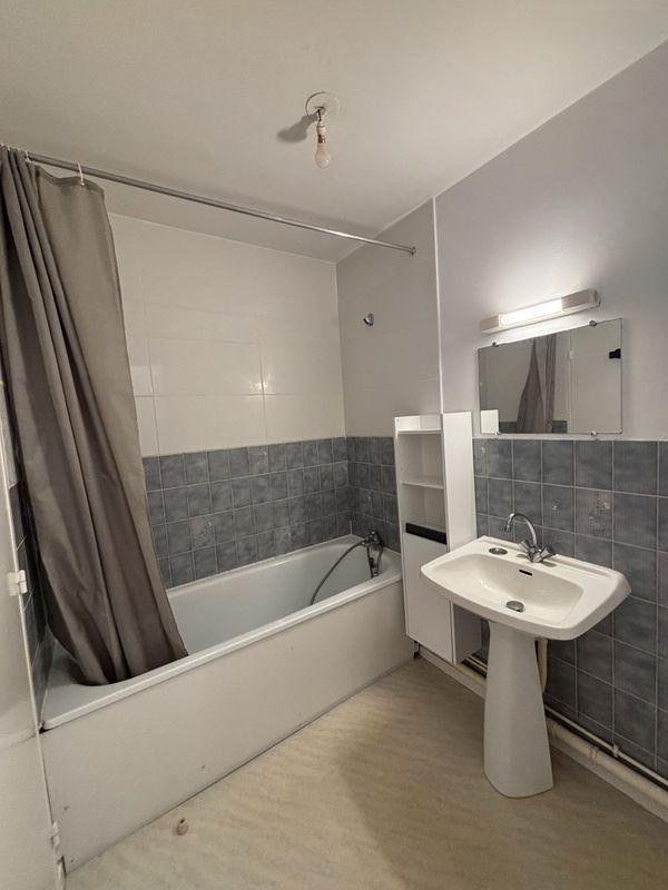 
                                                Location
                                                 À louer – Studio meublé 23 m² avec parking et cave