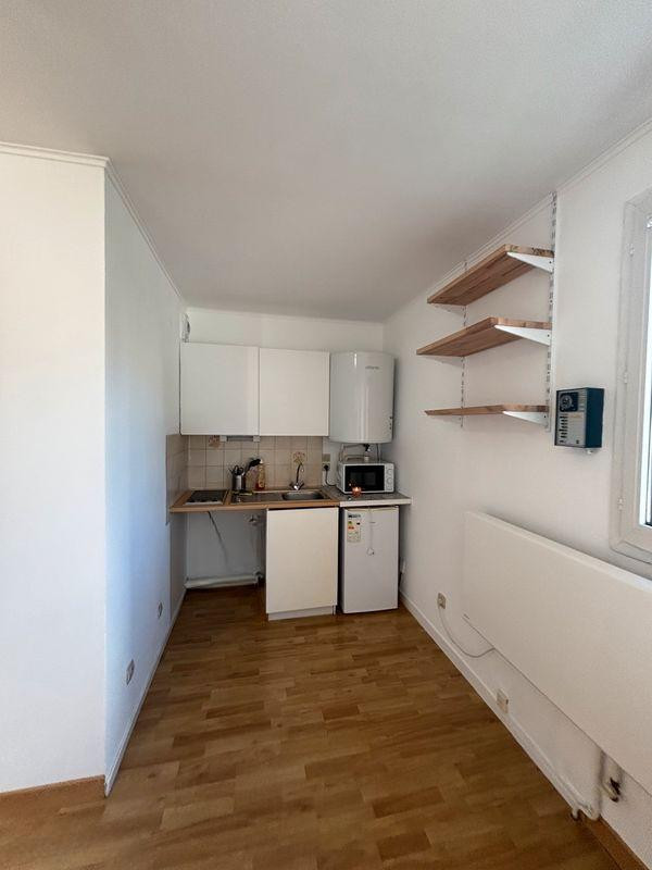 
                                                Location
                                                 À louer – Studio meublé 23 m² avec parking et cave