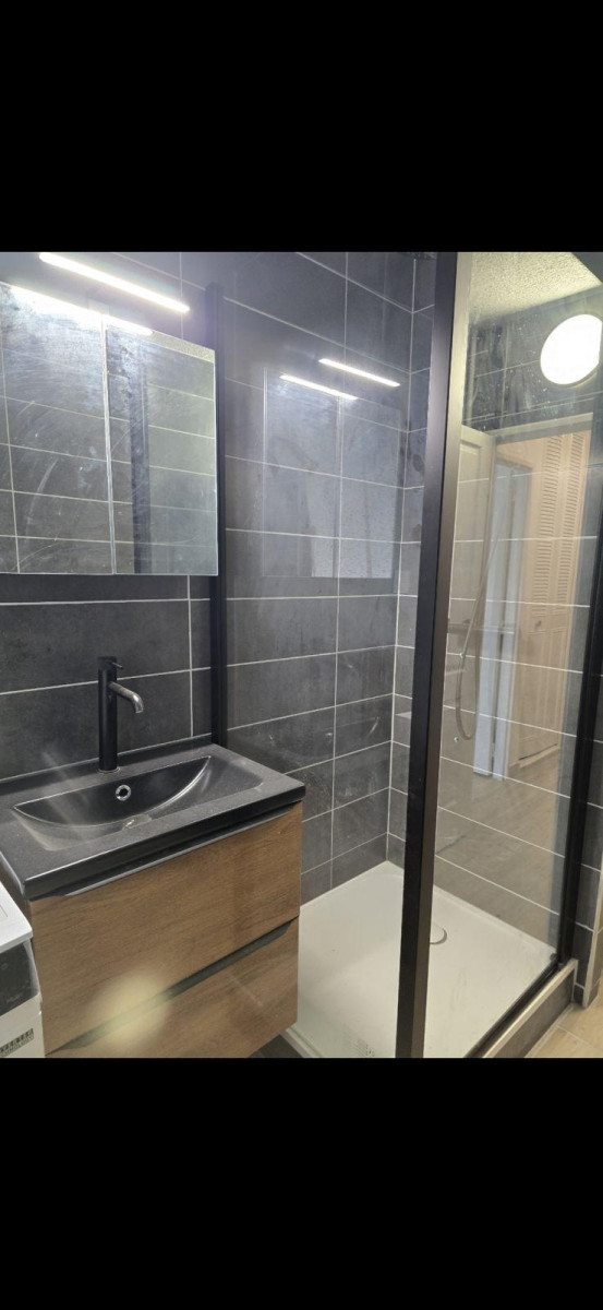 
                                                Location
                                                 A louer studio refait a neuf