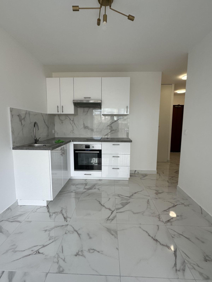 
                                                Location
                                                 À louer  Superbe 2 pièces meublé rénové à neuf