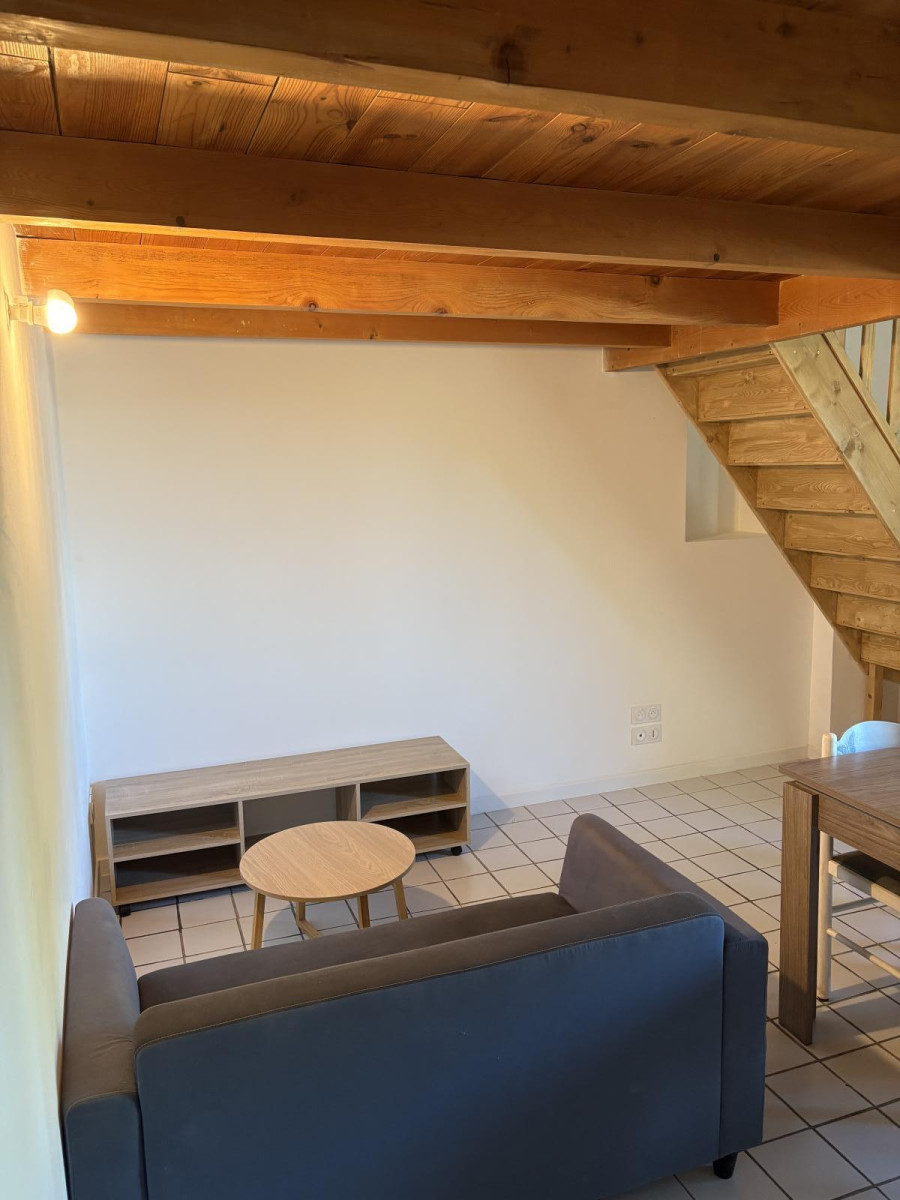 
                                                Location
                                                 À louer - T1 Bis avec mezzanine - 575€ CC