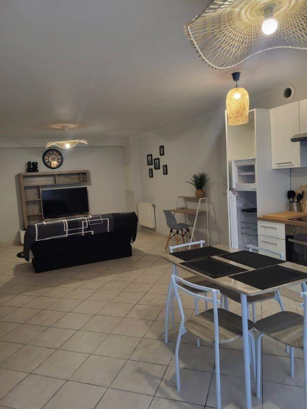 
                                                Location
                                                 📍 À louer T2 meublé de 53 m² avec parking.