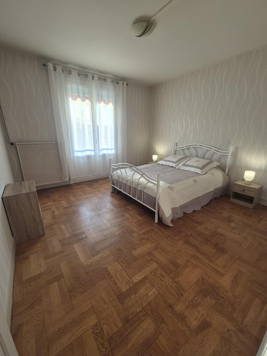 
                                                Location
                                                 À louer – T3 meublé 83 m² – Guéret centre