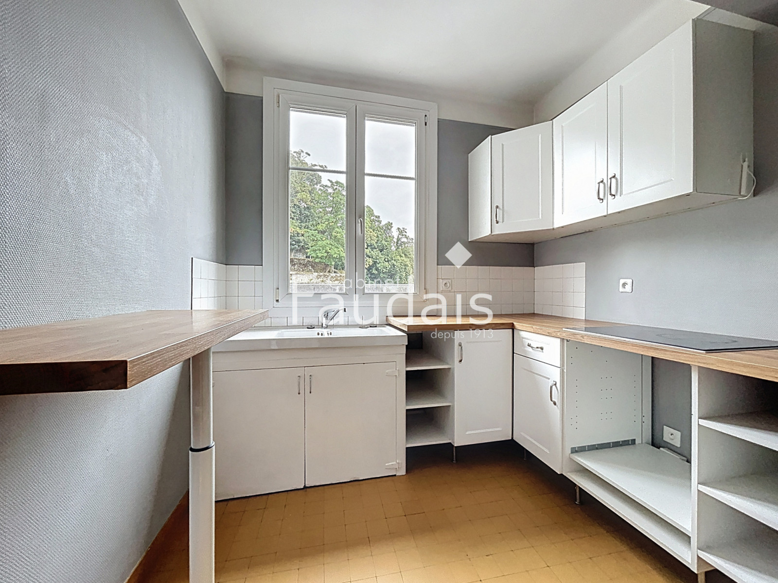 Location
                                                  A proximité des commerces et transports