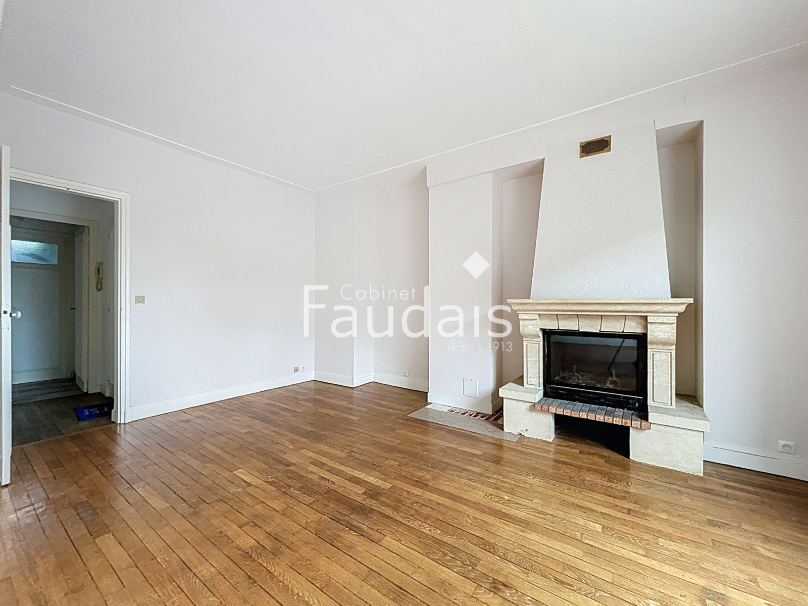 
                                                Location
                                                  A proximité des commerces et transports