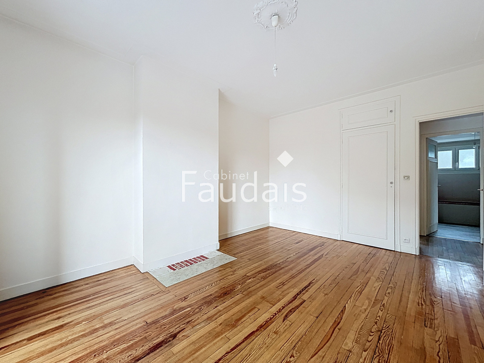 
                                                Location
                                                  A proximité des commerces et transports