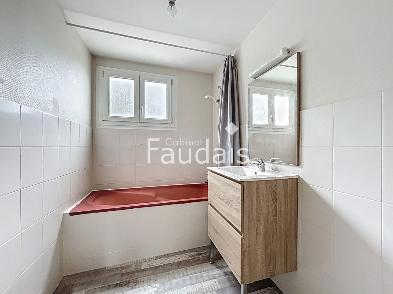 
                                                Location
                                                  A proximité des commerces et transports